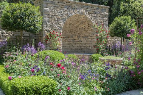 The Claims Guys: Janine Crimmins tarafından tasarlanan Çok İngiliz Bahçesi – Artisan bahçesi – Chelsea Flower Show 2018
