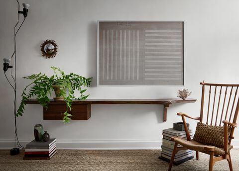 obývací pokoj, bílé natřené stěny, dřevěná otevřená police, rostlina, dřevěná sedací židle