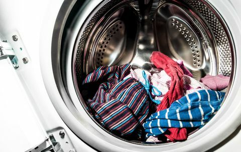 वॉशिंग मशीन ड्रम के अंदर कपड़े धोना