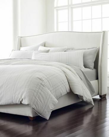 roupa de cama listrada em branco e cinza