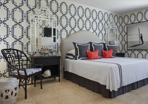 dormitorio, fernando wong, mes de la herencia hispana, estampado geométrico de papel tapiz, ropa de cama blanca y azul oscuro