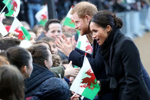 Harry og Meghan møder børn i Cardiff