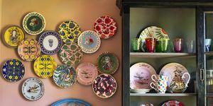 fal tányérokkal és vázákkal