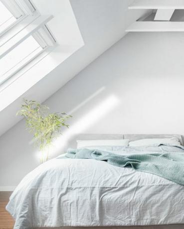 minimalistická biela spálňa s množstvom svetla