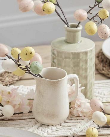 Pastellfärgade påskstammar och äggdekoration