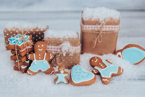 Weihnachtsgeschenke und Lebkuchenmänner