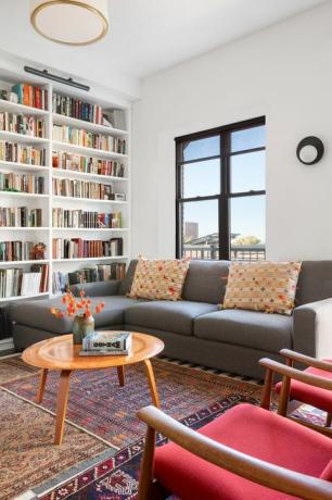røde stole, stue, sofabord i træ, sofabordbøger
