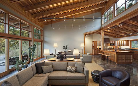 Sofa og lenestoler i moderne hus