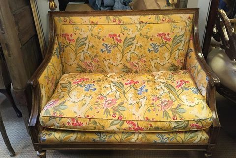 geltona Louis XVI stiliaus sofa
