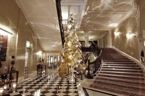 Claridgen hotellien joulukuusi -malleja vuosien varrella