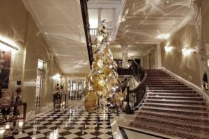 Claridges Weihnachtsbaum wird dieses Jahr von Karl Lagerfeld gestaltet