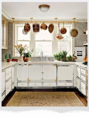 kjøkken med panelskap og oppvaskmaskin