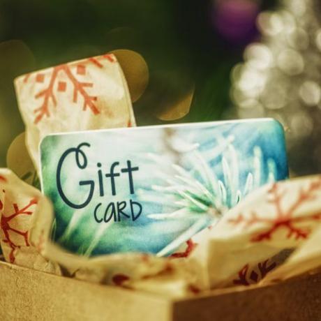 kartu hadiah natal dalam kotak terbuka dalam pengaturan natal