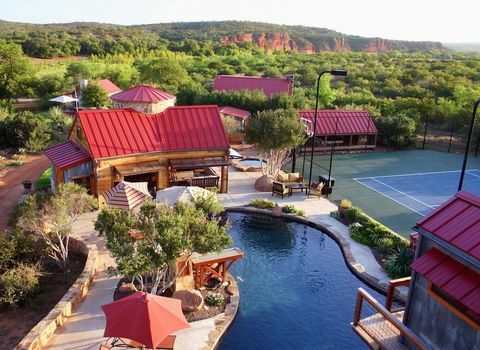 piscină, tenis, teren și cabana la ferma Red Sands din Texas