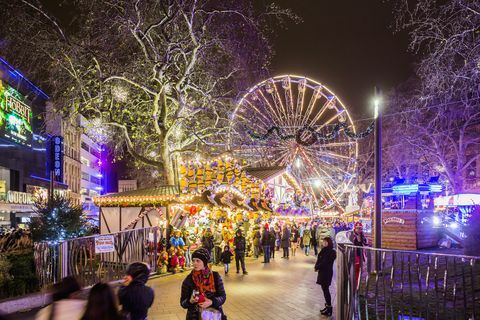 Parque de diversões em Leicester Square durante o período de Natal