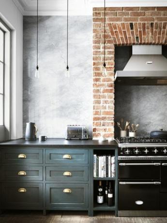 rustikale Küche mit grünen Schränken und Marmor-Backsplash