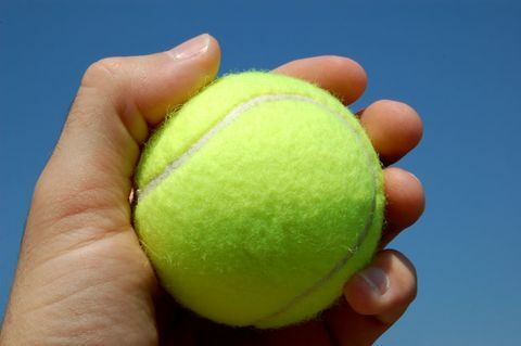Aereo con palline da tennis