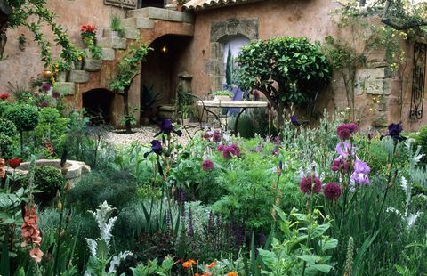 Chelsea FS 1997 design Fiona Lawrenson giardino provenzale con tavolo e sedie piante resistenti alla siccità erbe perenni arbusti