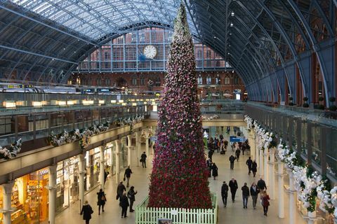 47-Fuß-Blumen-Weihnachtsbaum am Bahnhof St Pancras International in London enthüllt.