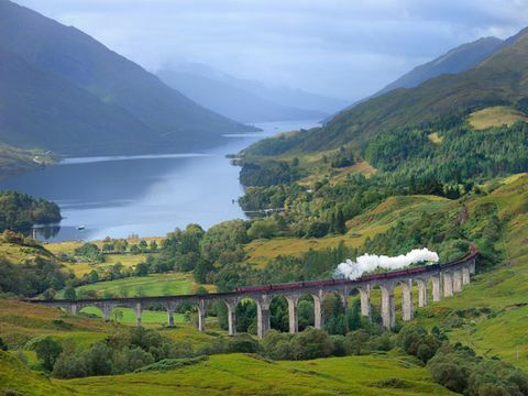 hermosos paisajes de otoño: viaducto de glenfinnan, highland, escocia