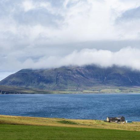 그레이트 브리튼, 스코틀랜드, 오크니, 본토, 구름과 함께 와드 언덕에 호이 소리 너머로 보기