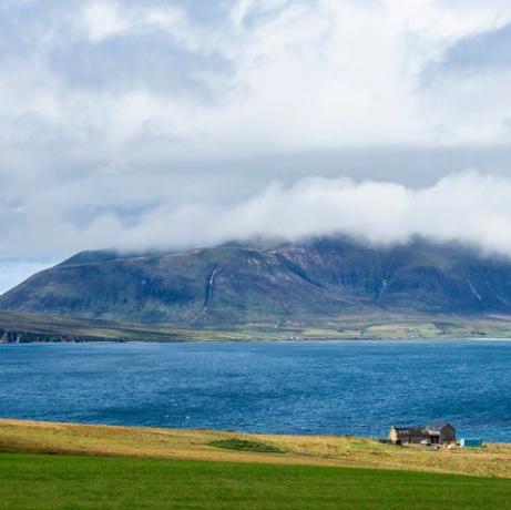 μεγάλη Βρετανία, Σκωτία, Orkney, ηπειρωτική χώρα, θέα πάνω από τον ήχο hoy στο λόφο της θάλασσας με σύννεφα