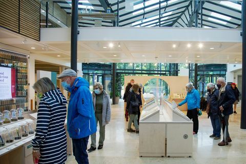 A vendégek megtekinthetik az új rhs dombtetőn lévő kertészeti tudományos központot, a rhs garden wisley surrey -ben