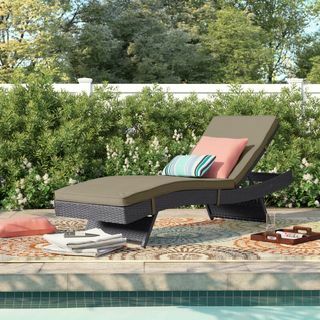 Chaise longue simple inclinable Brentwood moka avec coussins