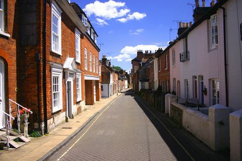 Mittelansicht einer alten englischen Straße an einem teilweise bewölkten Tag