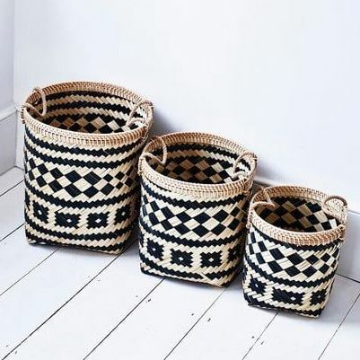 Набір із трьох чорних плетених бамбукових кошиків із малюнком