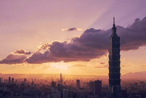 Kai saulė leidžiasi virš miesto, vaizde dominuoja „Taipei 101“