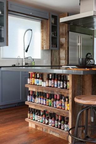 Een upcycled keuken ontworpen rond een hete sausplank door Dirty Girl Construction