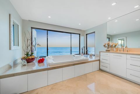 A antiga casa de praia de Barry Manilow em Malibu, Los Angeles, Califórnia, está à venda