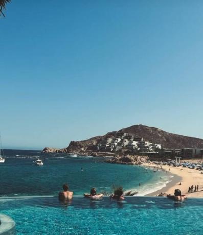 keluarga gaines di kolam mereka pada liburan Meksiko 2023 mereka, dibagikan di instagram joanna gaines