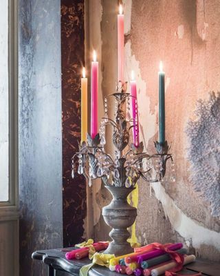 Candelabre ornamentate cu cinci tulpini
