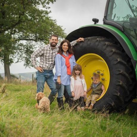 Велика фермерська пригода Кельвіна, Келвін Флетчер і Ліз Марсленд з дітьми