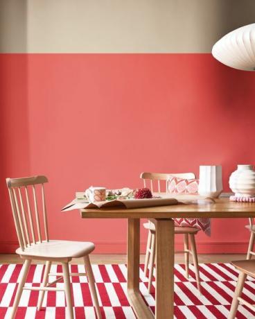 sufragerie cu perete roșu