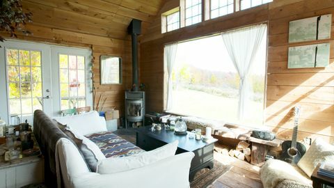 sala de estar con gran ventanal, sofá, chimenea