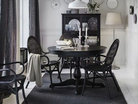 Crni stol sa elegantnim posuđem