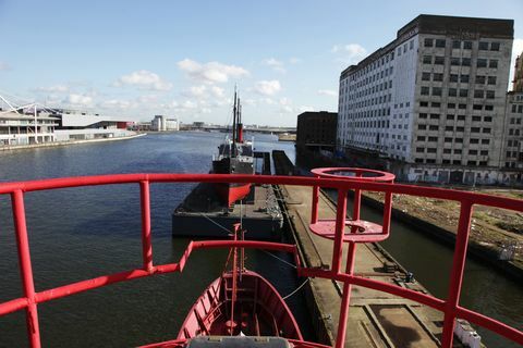 pārdod pārveidotu dzīvojamo laivu pārdošanai Londonas dienvidrietumos