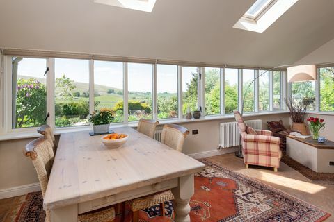 Ruang makan yang terinspirasi pedesaan dengan jendela besar
