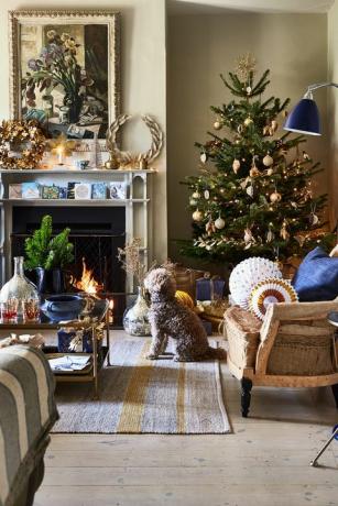 Wohnzimmer in Gold zu Weihnachten dekoriert