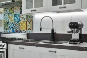 Smegが7つの象徴的な色で新しいキッチンタップ範囲を発表