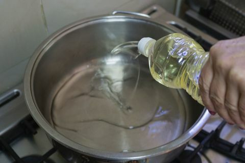 L'huile de cuisson est versée dans une casserole
