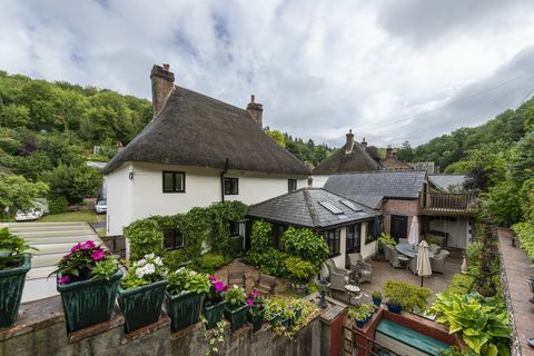 vakker hytte til salgs i hjertet av Milton Abbas Village, Dorset