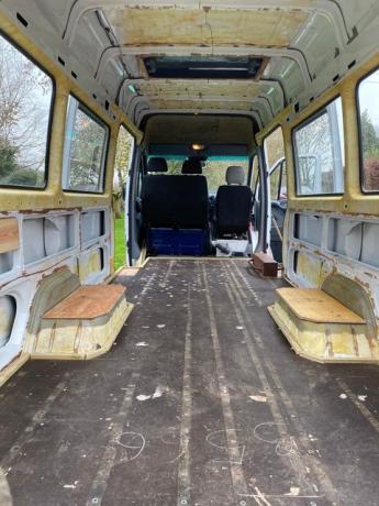 mulher transforma microônibus antigo em elegante van de acampamento