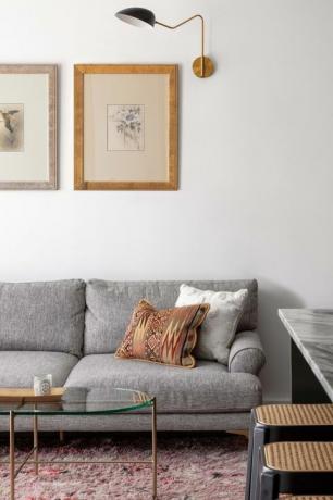 grå sofa, sofabord i glas