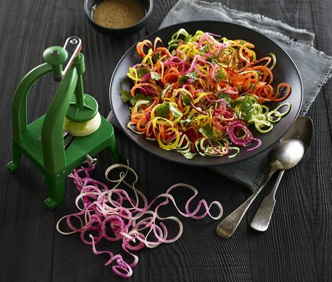 Spiralisierer und spiralisierter Salat auf Schwarz