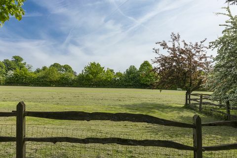 Friars Elm ligger i Ranmore Common, Dorking, Surrey - landsted til salgs