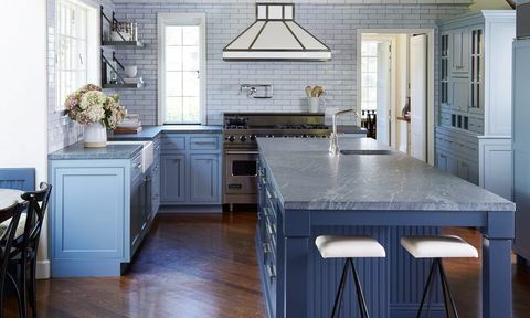 blått och vitt kök med klassisk design 